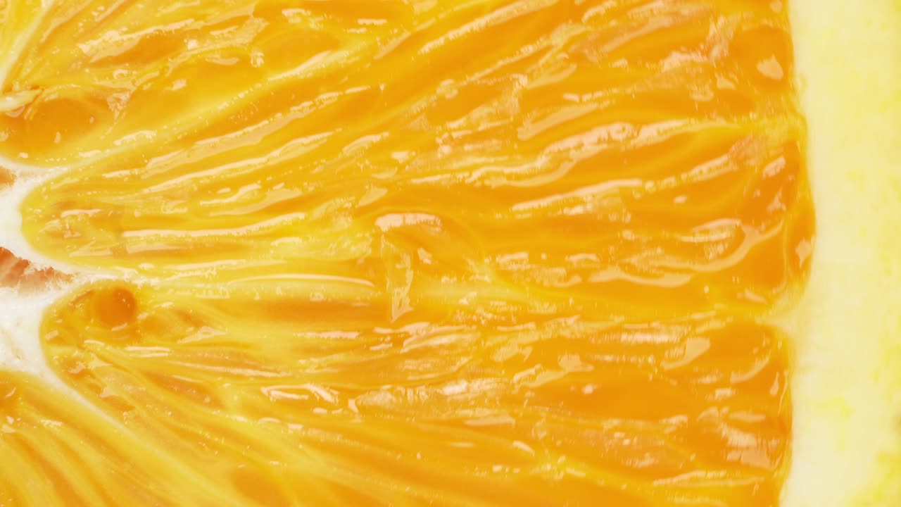 뷰: 초록색 잎 바탕에 오렌지 조각을 회전시키고, 색 바탕에 신선한 오렌지를 잘라서 천천히 회전시니다.