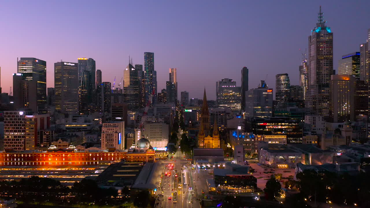 Avvicinamento fluido guardando verso Elizabeth Street, Melbourne, Australia.
