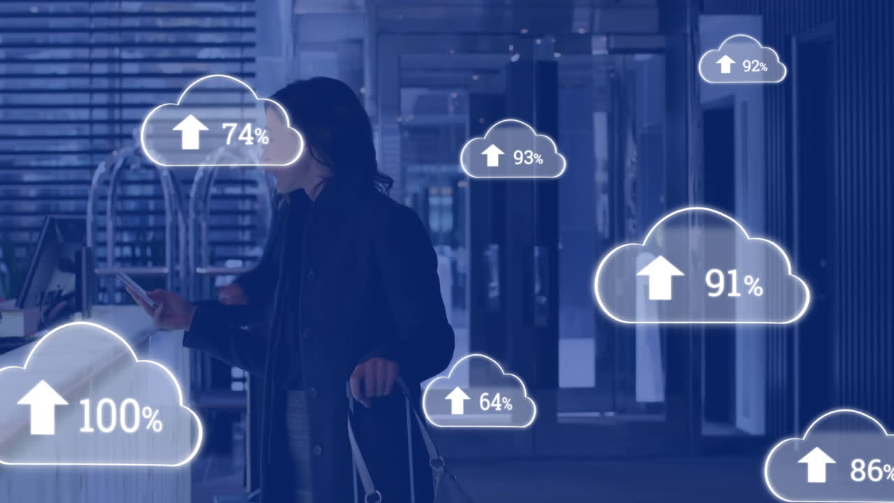 animación de símbolos de nubes blancas cargando datos sobre mujer caucásica usando teléfono inteligente en el hotel