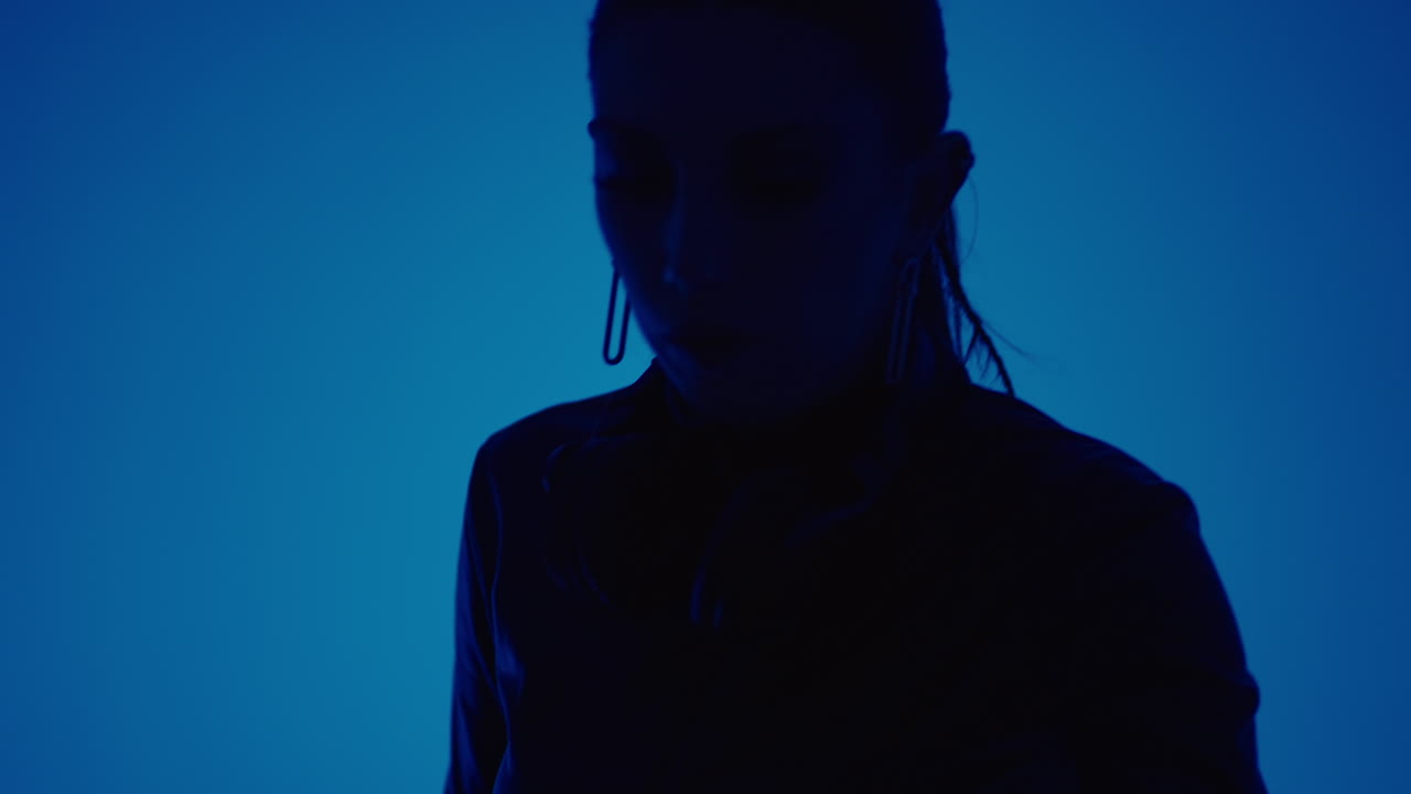 dj actuando en un club nocturno