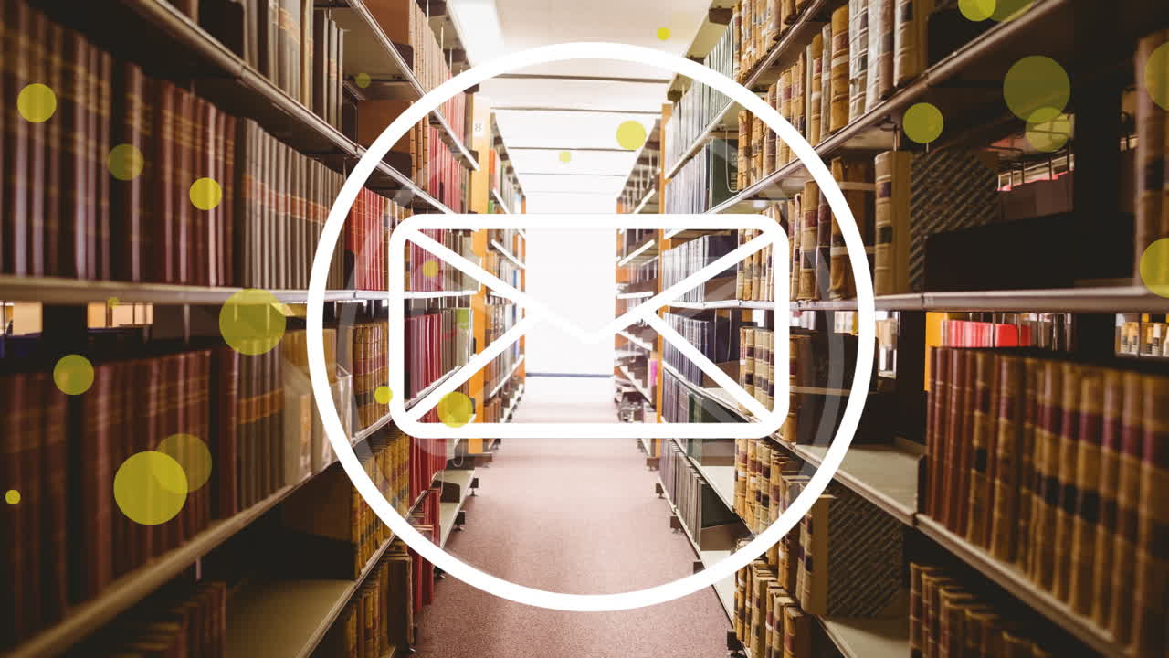 도서관의 선반에 있는 책 위에 있는 스과 봉투 아이콘의 애니메이션