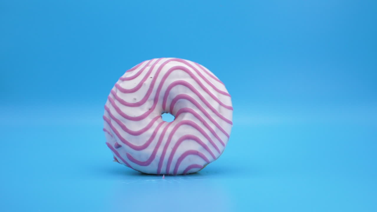 설탕 반지 도넛 당뇨병 개념 슬로우 모션 드롭