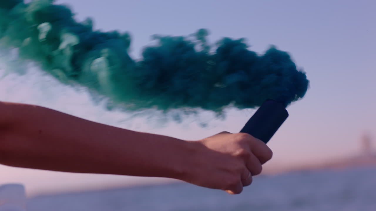 녹색 연기를  ⁇ 고 있는 여성의 손 수류탄 구조 신호 개념