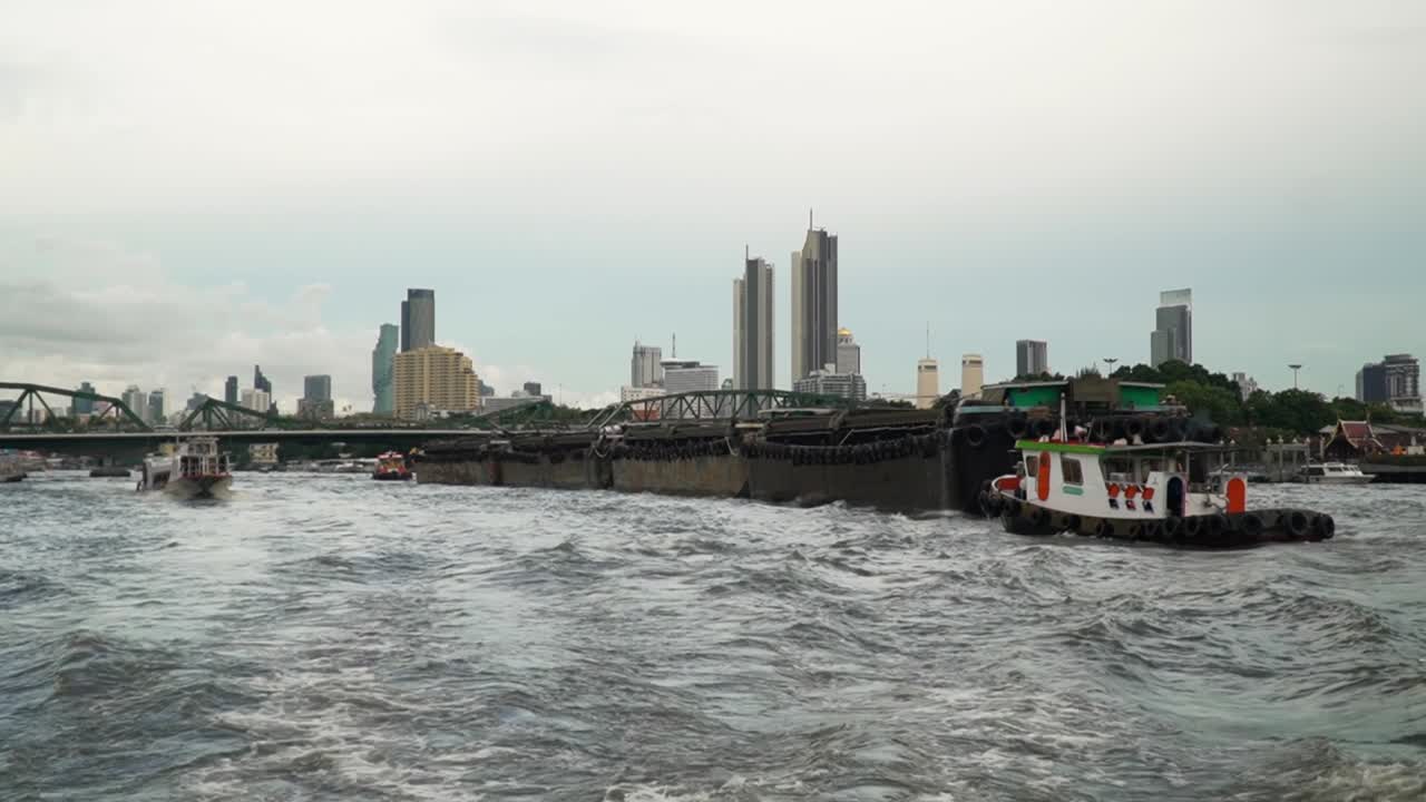 최고 몬순 계절 에 차오 프라야 강 에 폭풍우 가 불고 있다