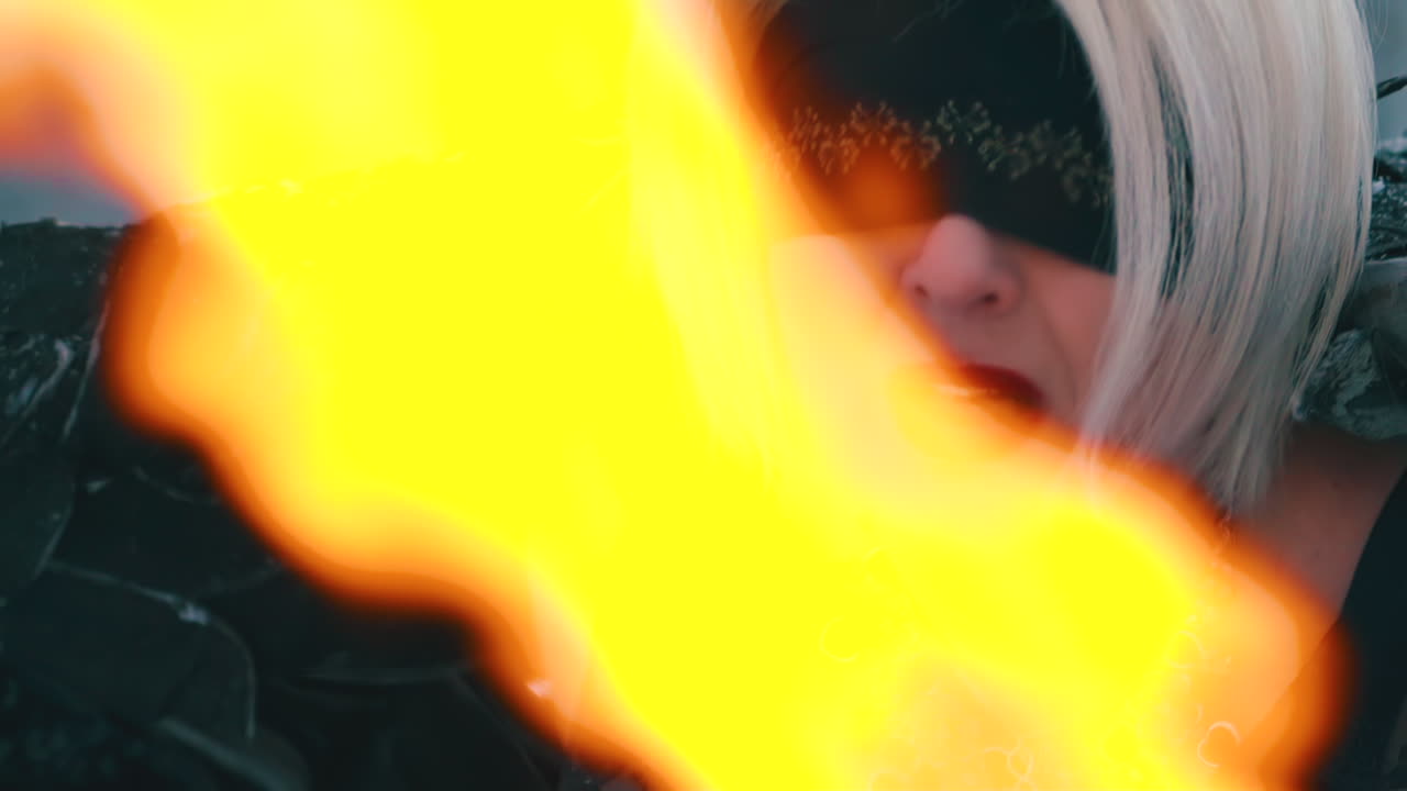 модель страдает вблизи пламени, изображая птицу феникс зимой