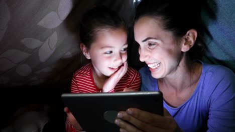 madre e hija usando tableta digital en casa 4k