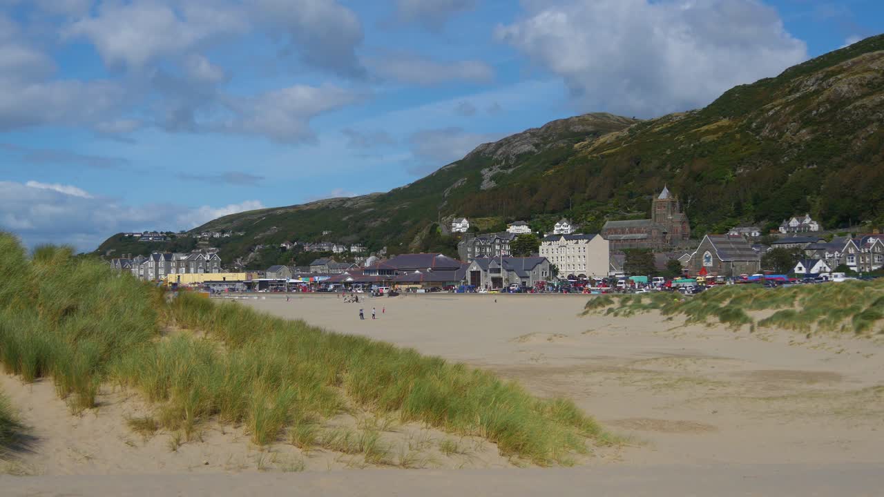 영국 웨일즈의 바머스, 해변, 마을을 바라보며 - 20초 버전