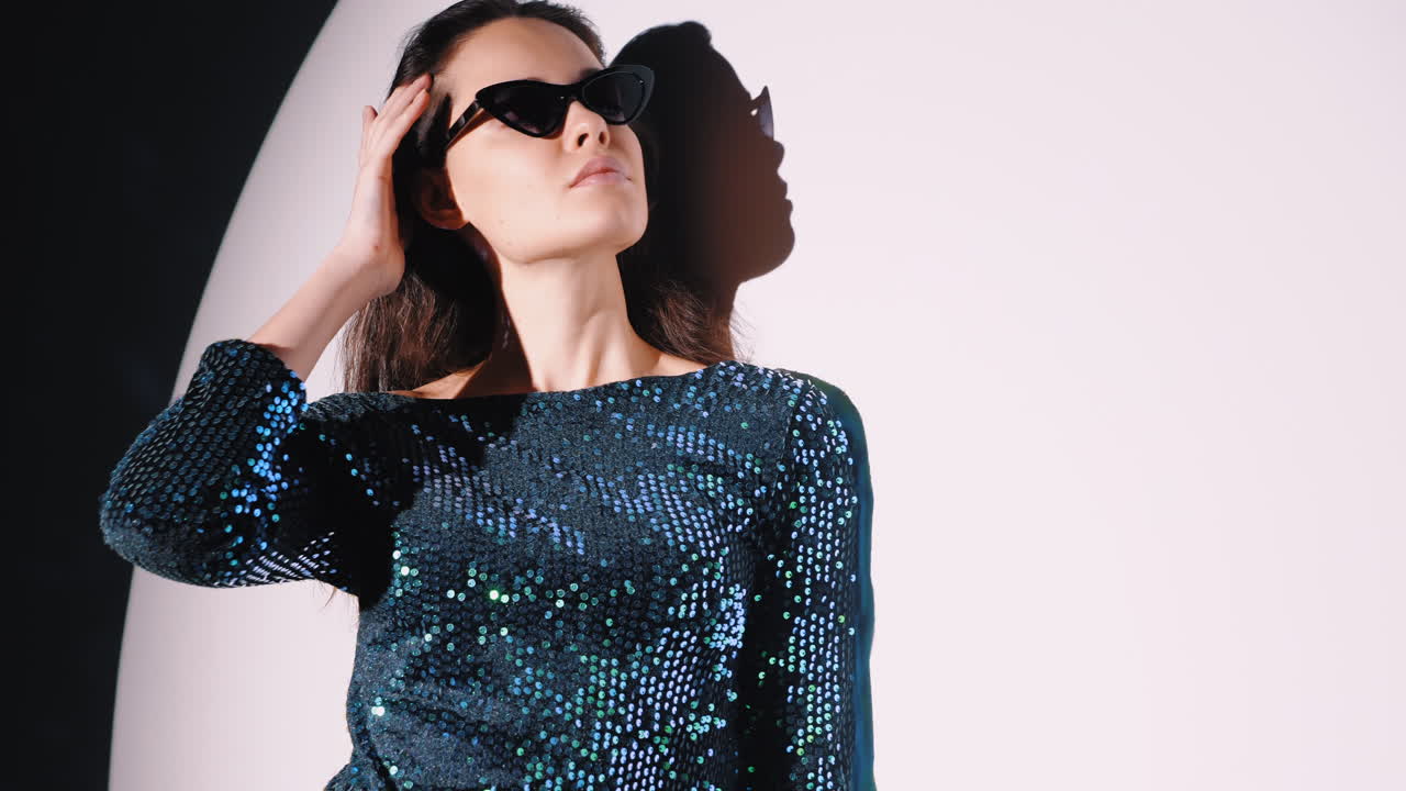 저녁 의복 을 반영 하는 패션 여자