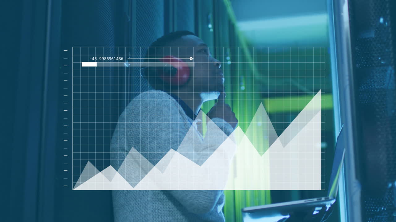 animación de procesamiento de datos y diagrama sobre trabajador masculino biracial en la sala de servidores