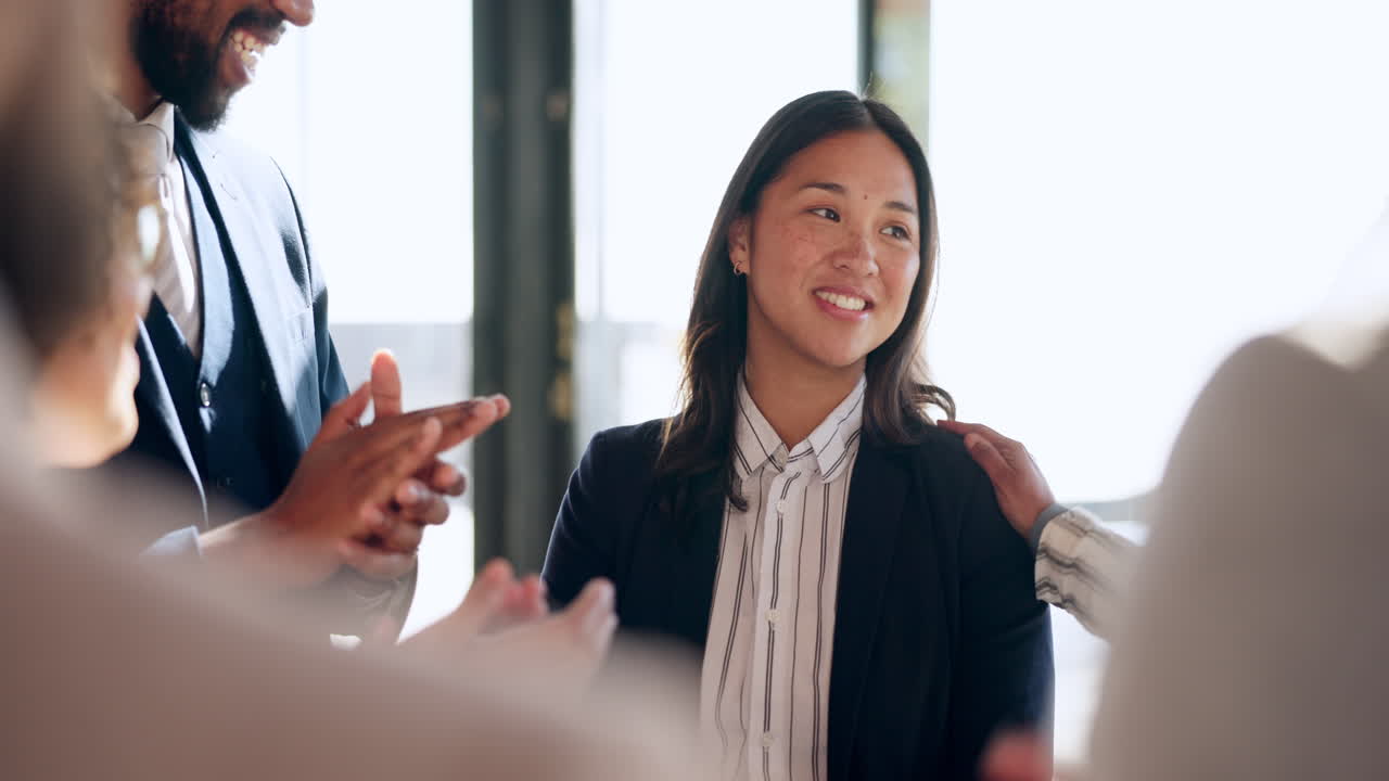 우승자, 행복한 여성 또는 사업가들이 박수를 치고