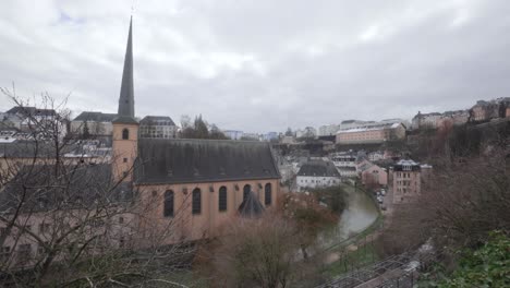 Iglesia-De-San-Juan-En-El-Distrito-De-Grund,-Ciudad-De-Luxemburgo