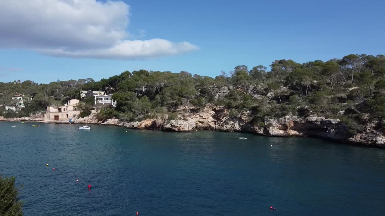 Veduta aerea della scogliera coperta di vegetazione di Cala Figuera, Maiorca, Spagna.