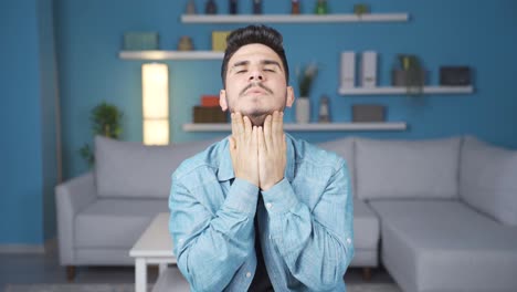 hombre mirando preocupado y estresado mirando a la cámara.