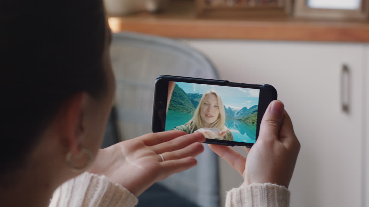 mujer joven chateando en video usando un teléfono inteligente amiga feliz de vacaciones en noruega compartiendo experiencia de viaje divirtiéndose en las vacaciones aventura comunicándose con el teléfono móvil