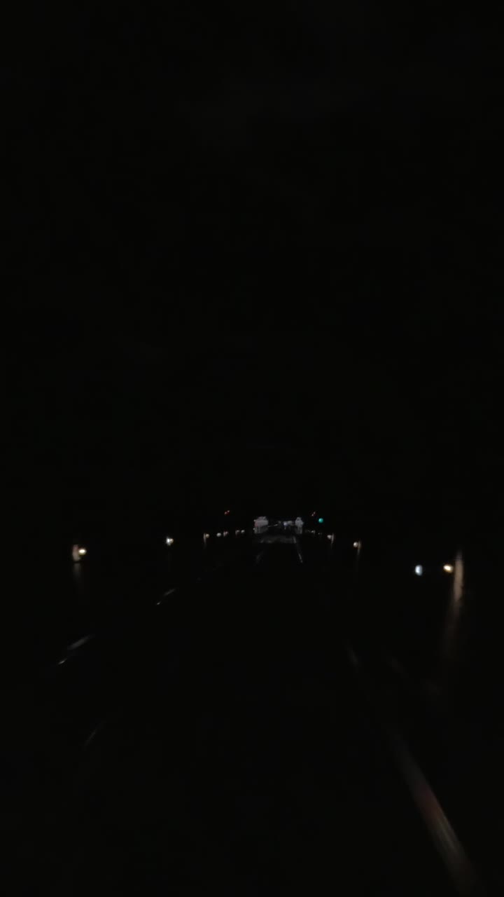 POV di un treno che viaggia attraverso una galleria buia e una stazione sotterranea