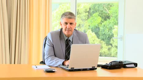 Hombre-En-Traje-Formal-Trabajando