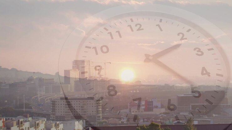Alba che fa apparire un quadrante di orologio traslucido con lancette che si muovono in senso orario sopra lo skyline, segnalando l'ora