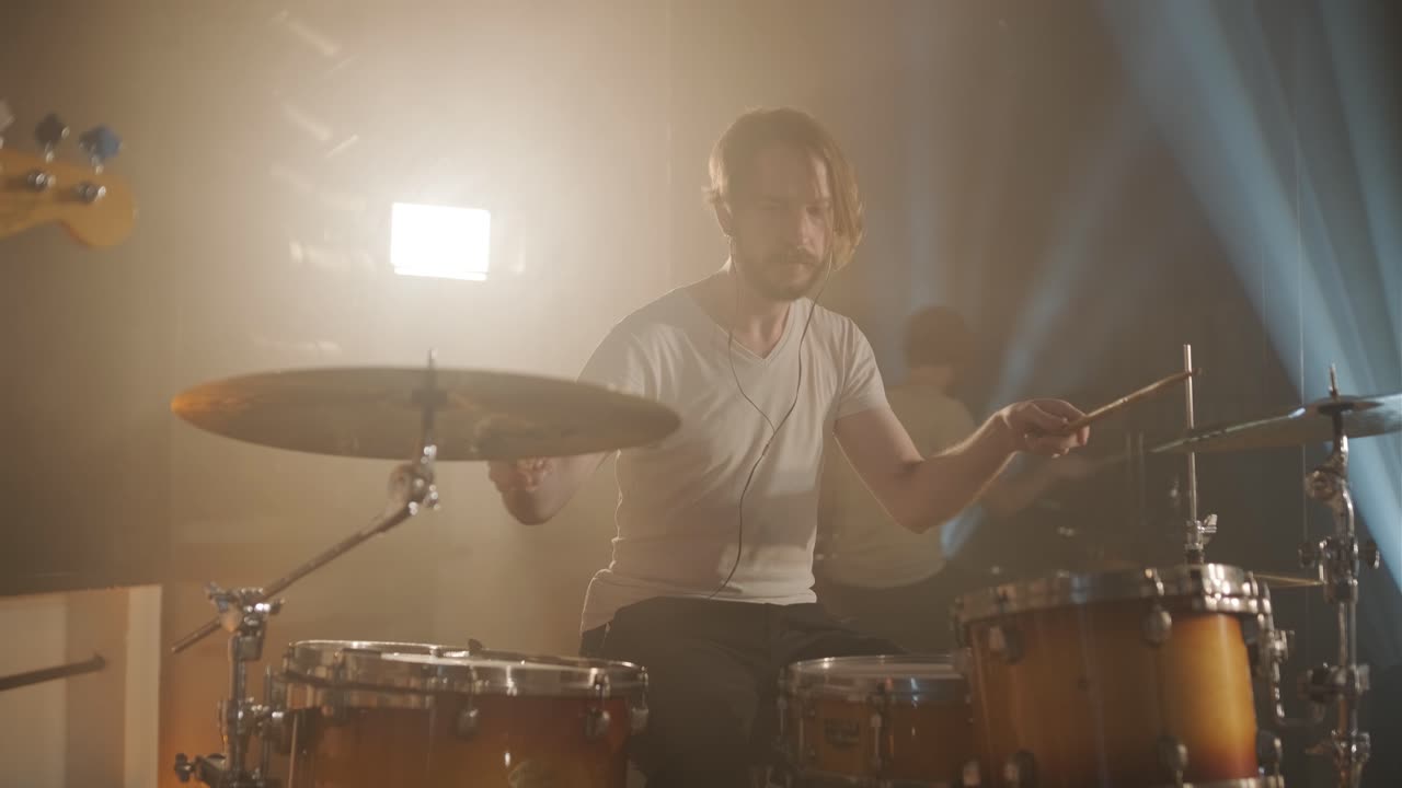 Esibizione dal vivo di una band con Cantante, Bassista, Pianista, Batterista e Chitarrista