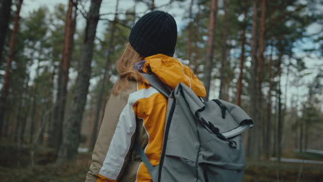 Siguiendo-Desde-Atrás-A-Una-Mujer-Aventurándose-En-El-Bosque