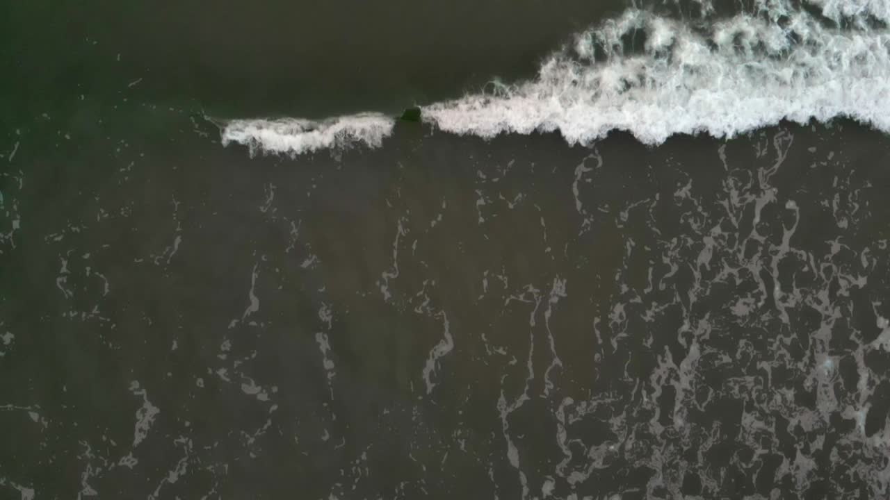 plano superior aéreo de olas en cámara lenta
