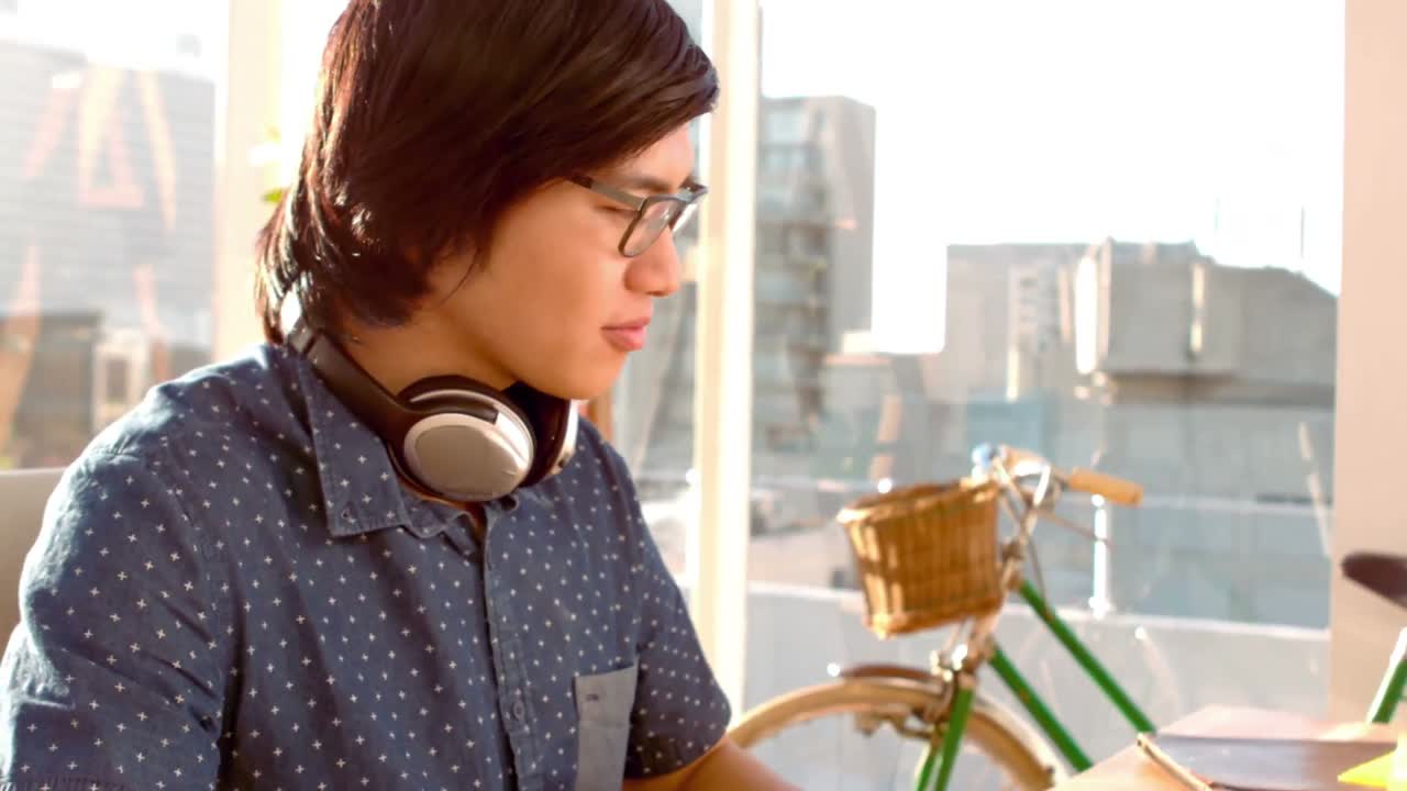 hipster feliz trabajando en la computadora