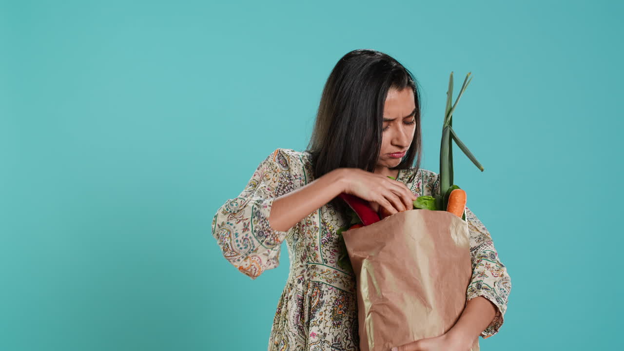 화가 난 여자 가 식료품 을 사려고 잊어버린 후 눈살 을 푸리고 있다