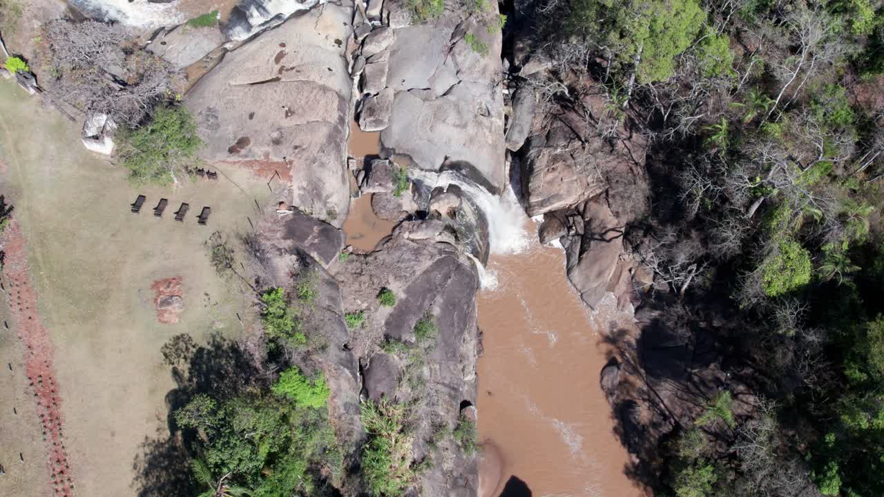 vista aérea de una cascada y sus áreas adyacentes