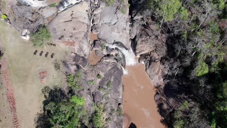 vista aérea de una cascada y sus áreas adyacentes