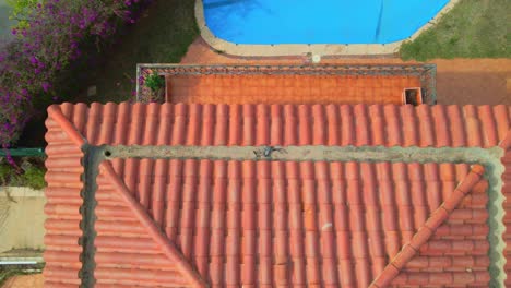 imágenes aéreas de un avión no tripulado 4k de un avión no tripulado dji mavic 2 perdido se estrelló en la parte superior de un edificio