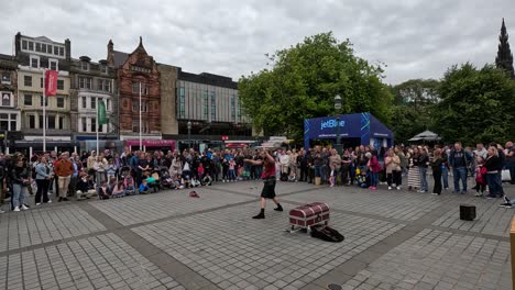 crowd watches a street performer in edinburgh