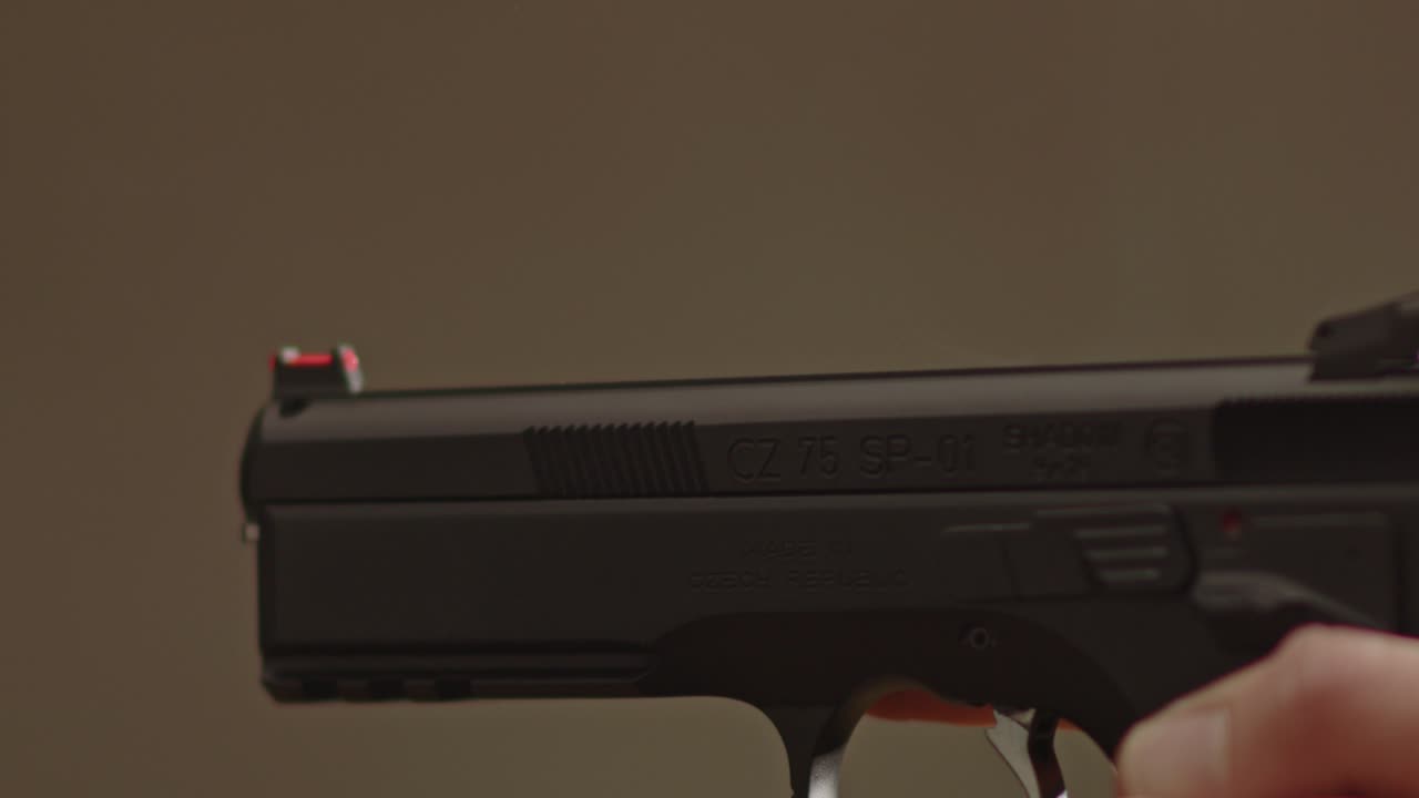 抽煙的9毫米手槍槍筒在屏幕外指向某物