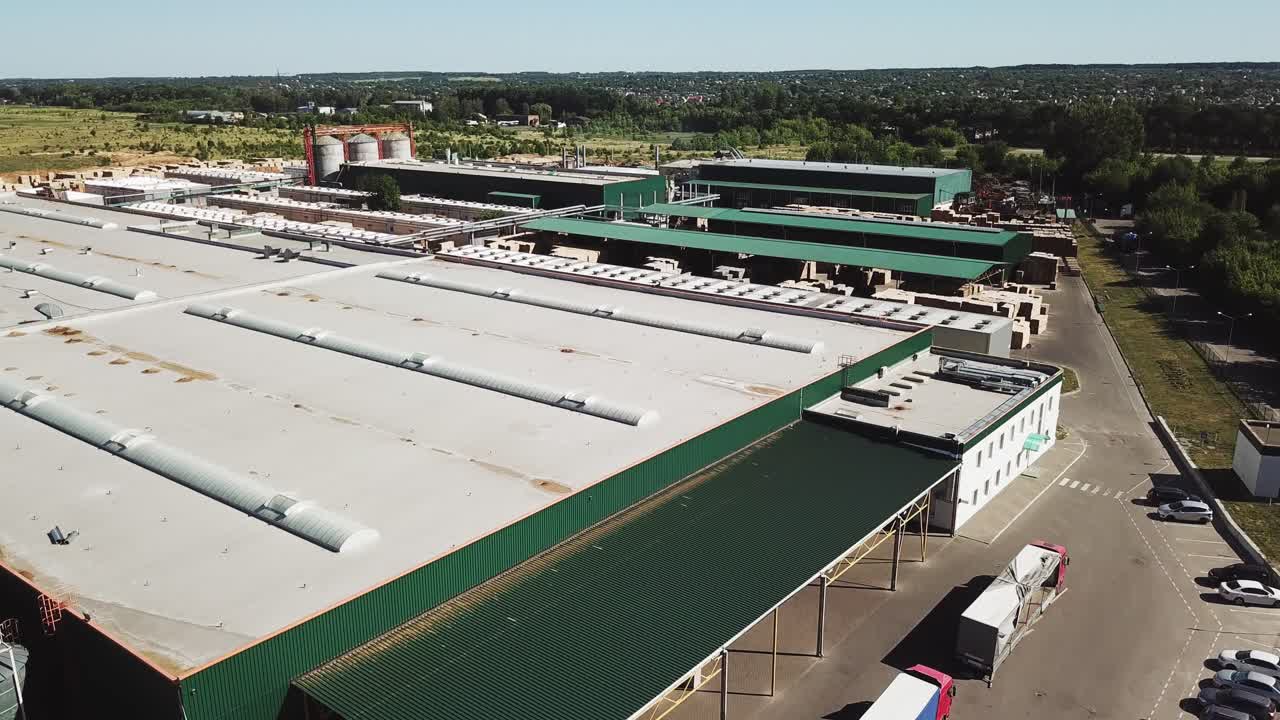 Vista aerea di una grande fabbrica di lavorazione del legno. Complesso industriale