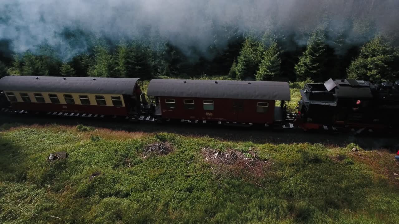 tomamos esta foto de un tren de vapor histórico en el paisaje del "parque nacional de harz" donde estos trenes se pueden ver a menudo