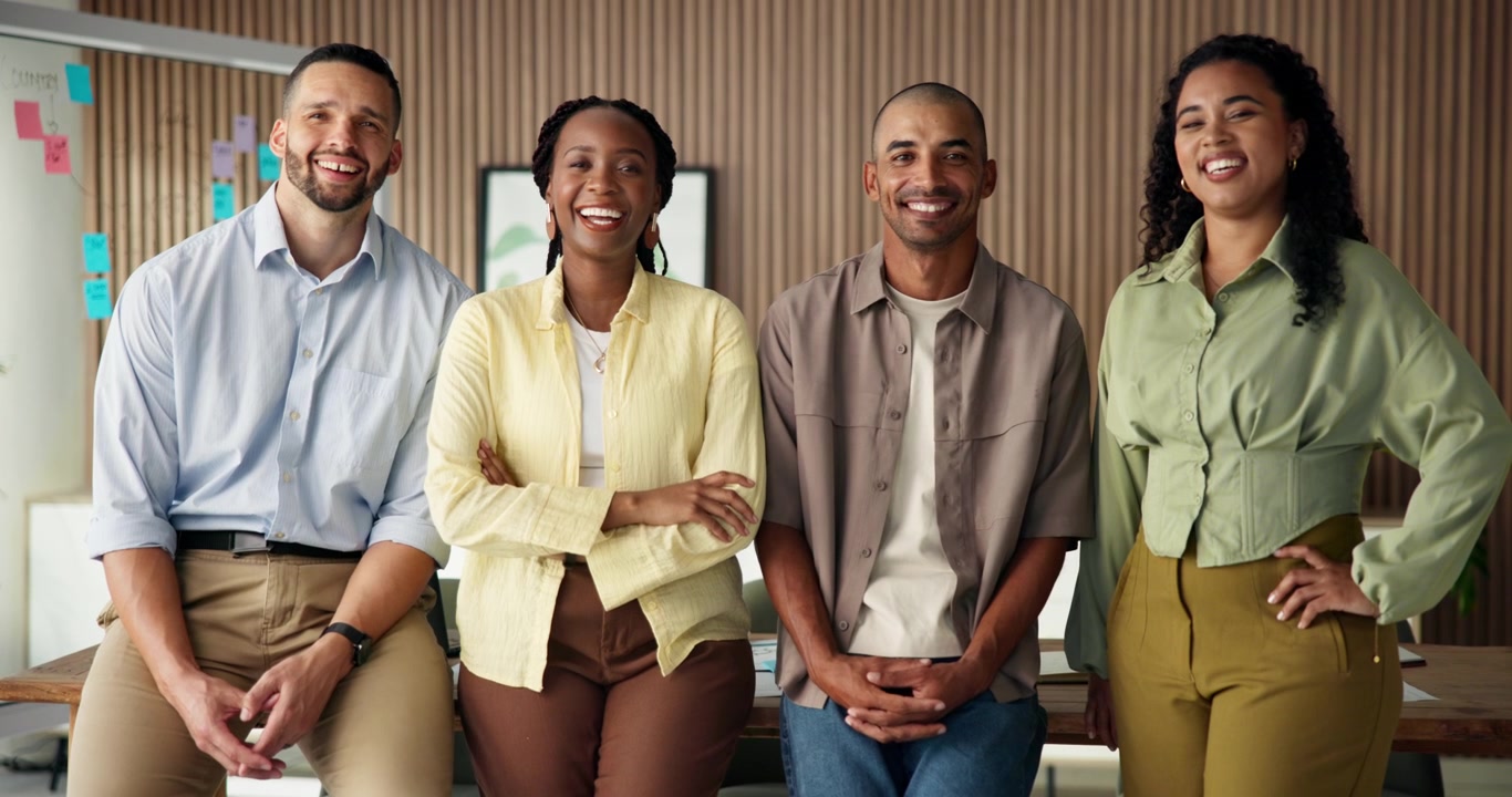 Um grupo diversificado de jovens profissionais sorrindo em um escritório moderno