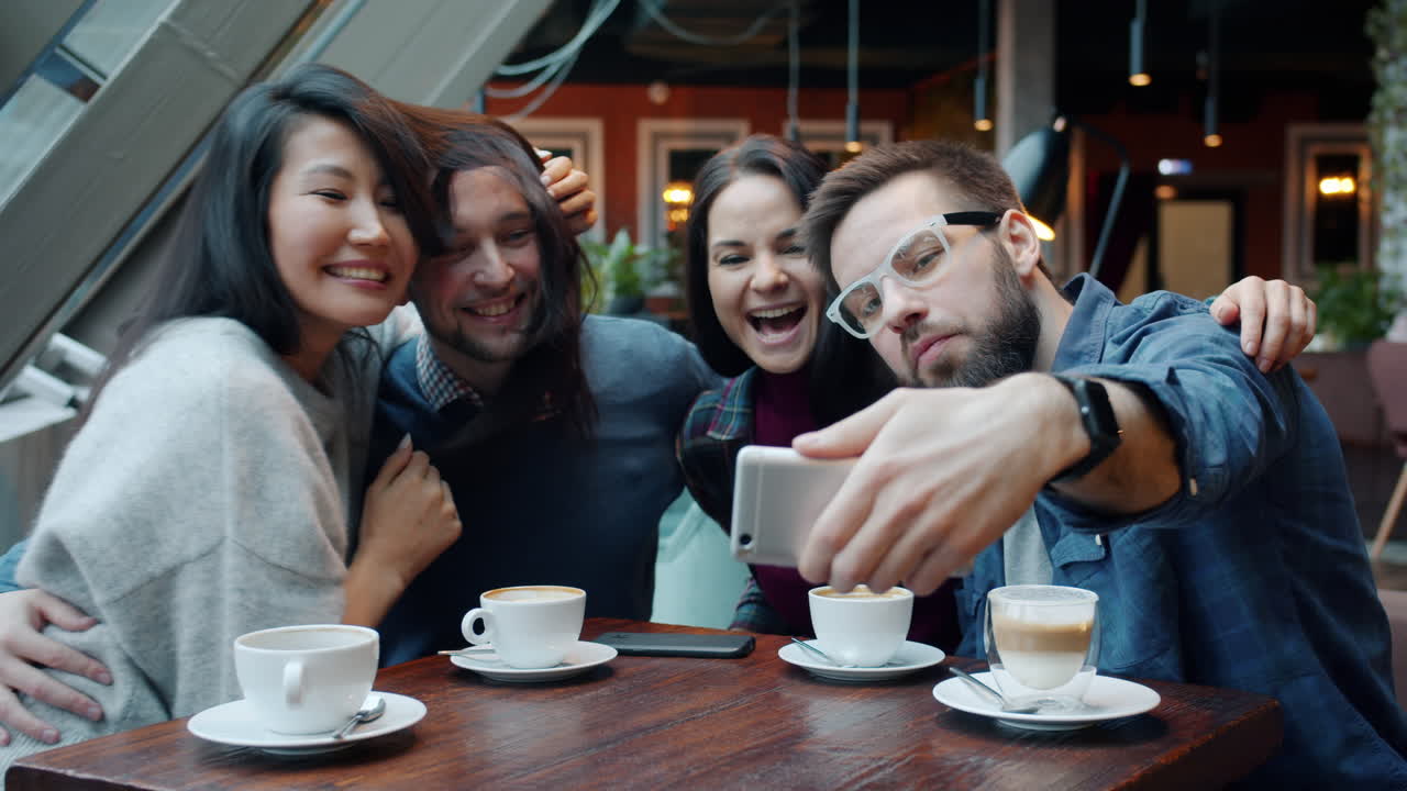 카페에서 셀피를 찍는 친구들