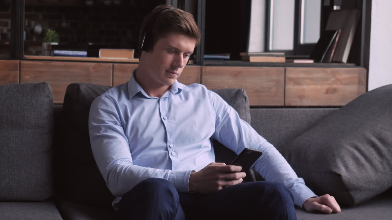 남자들은 헤드폰과 휴대폰을 평평하게 사용합니다.