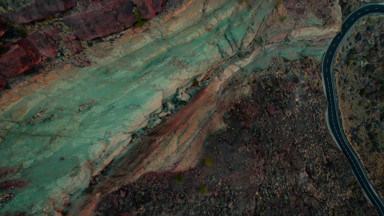 Pemandangan drone Formasi Batuan Pelangi Los Azulejos Kepulauan Canary