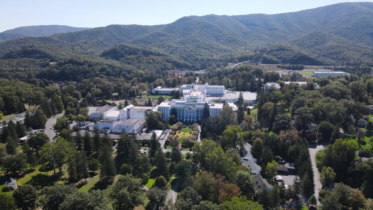 toma aérea amplia de todo el resort greenbrier