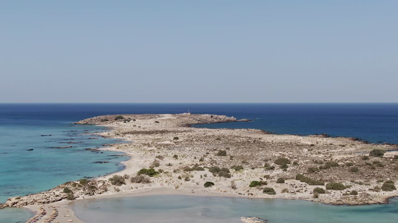 hermosa isla de arena y playas salvajes cerca de la isla de creta, vista aérea