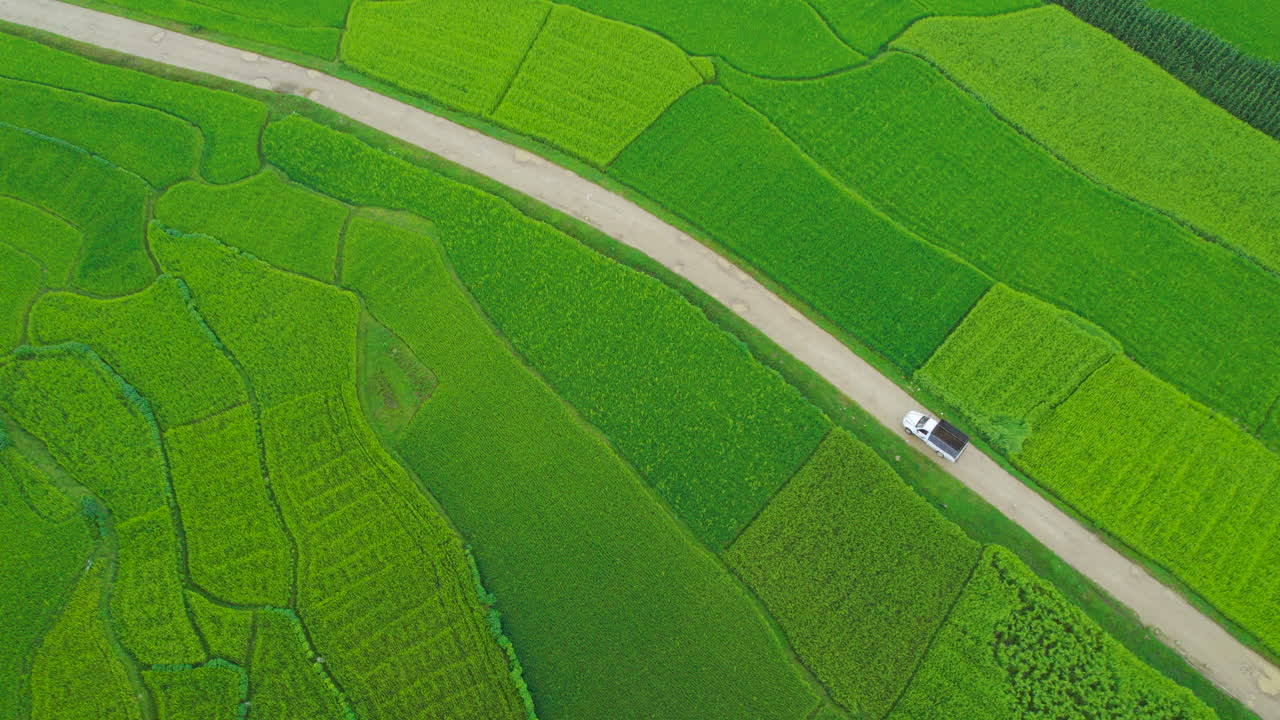 농경지 사이의 도로에서 차량 밴 드라이브의 드론  ⁇