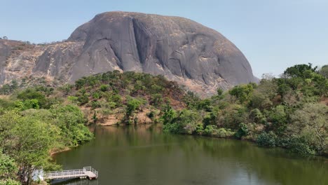 Static-wide-shot-of-Aso-Rock-with-a-lake-in-Abuja,-Nigeria