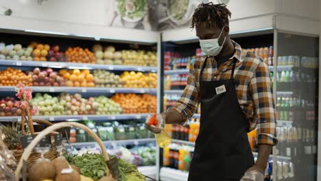 Afroamerikanischer-Arbeiter-Erfrischt-Grünzeug-Im-Laden-Und-Versprüht-Kühlen-Dampf-Im-Supermarkt