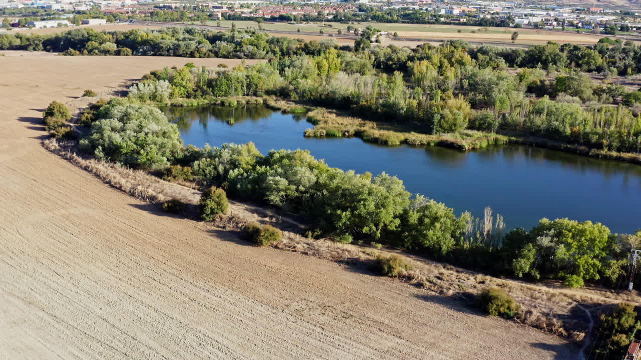 estanque natural en el campo agrícola en el campo rural de españa, avance aéreo