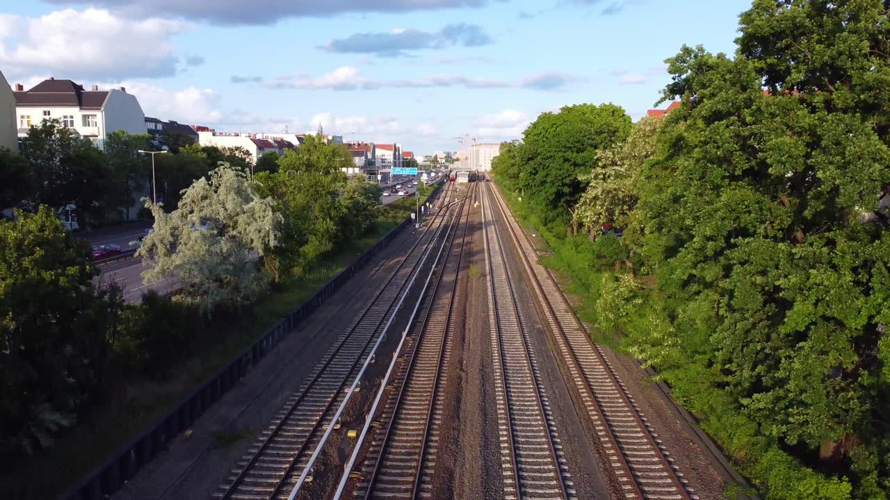 고속도로 옆 역을 떠나기 위해 기다리는 지하철