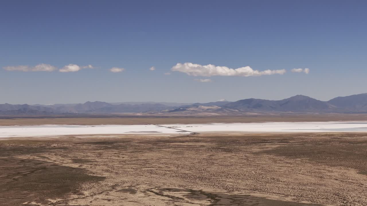 drone aéreo descendiendo inclinado supervisando las salinas grandes de las provincias de jujuy y salta, argentina