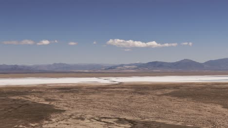 Luftbild-Einer-Drohne-Mit-Absteigender-Neigung-über-Den-Salinas-Grandes-In-Den-Provinzen-Jujuy-Und-Salta,-Argentinien