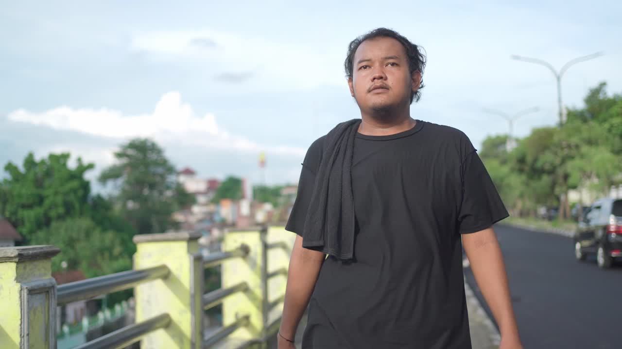 도시 거리에서 고 있는 남자