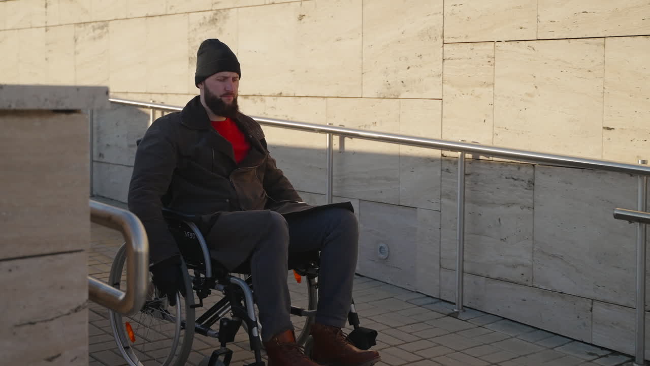 hombre en silla de ruedas en la rampa