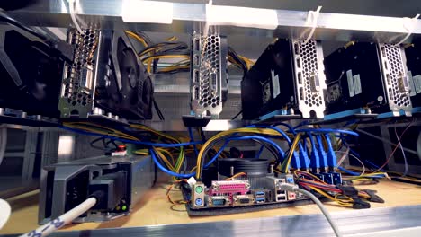 fila de mineros de bitcoin. granja de minería con muchas tarjetas de video.