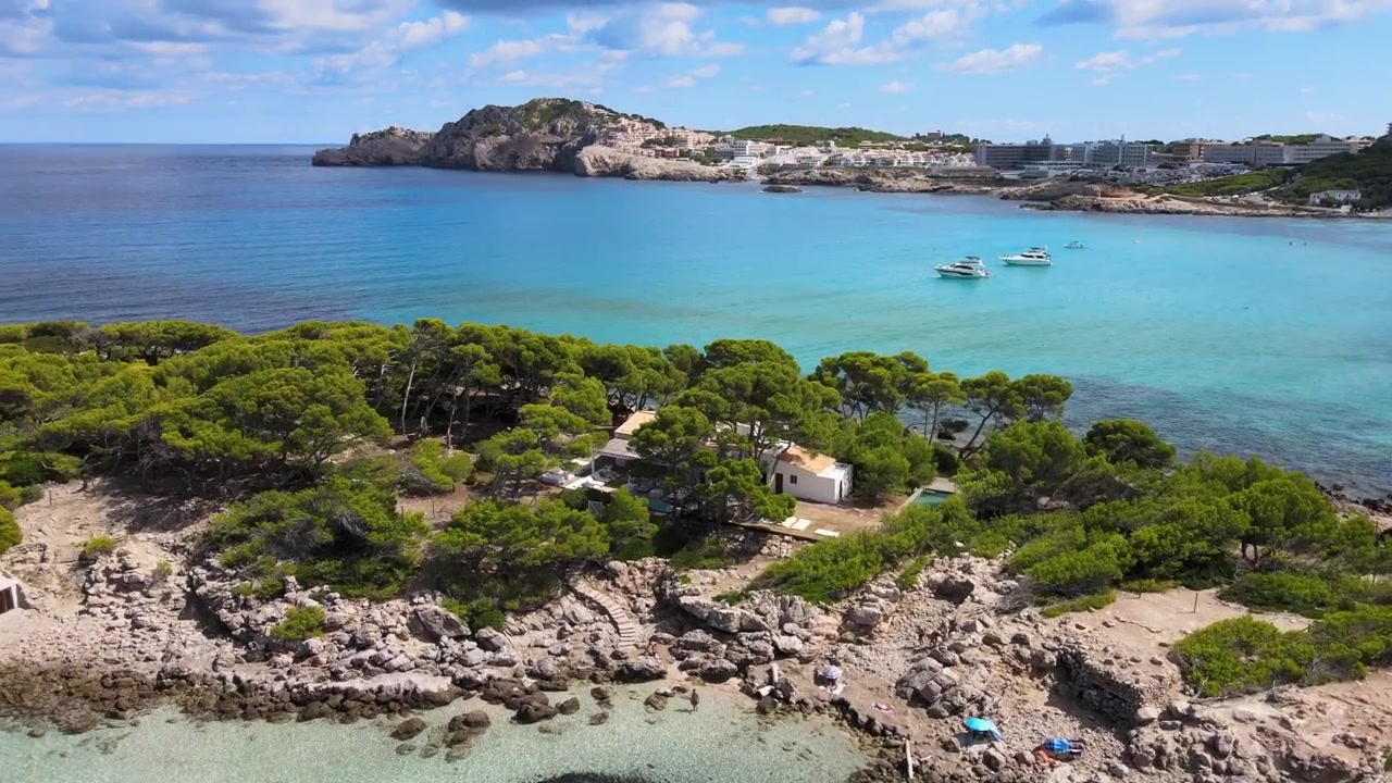 Scopri la bellezza mozzafiato di Cala Agulla a Cala Rajada, Maiorca. Goditi spiagge baciate dal sole, acque cristalline color turchese e una vegetazione lussureggiante, perfette per il relax e le attività all'aperto.